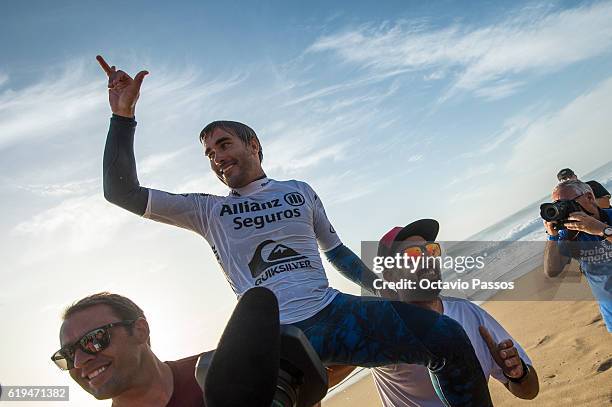 Perfect Chapter Surf Aritz Aranburu Photos and Premium High Res Pictures - Getty Images