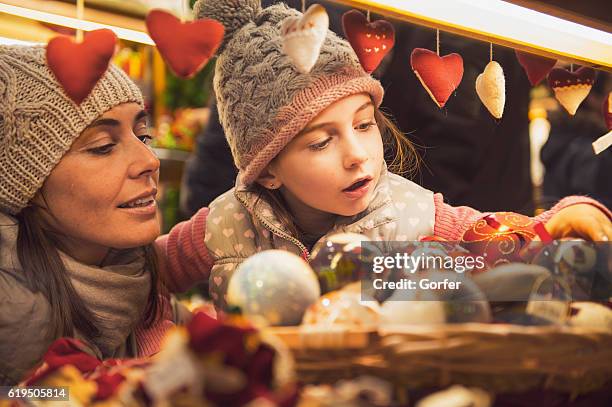 marché de noël - look vintage - atelier enfant photos et images de collection