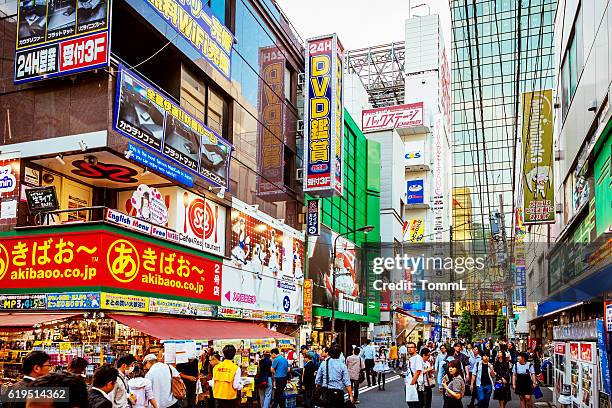 東京の店舗、秋葉原は買い物で混雑 - 秋葉原 ストックフォトと画像