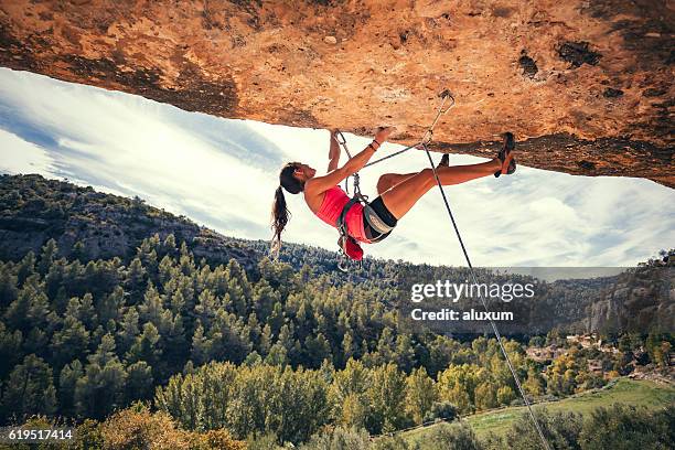 donna di arrampicata su roccia - alpinismo foto e immagini stock