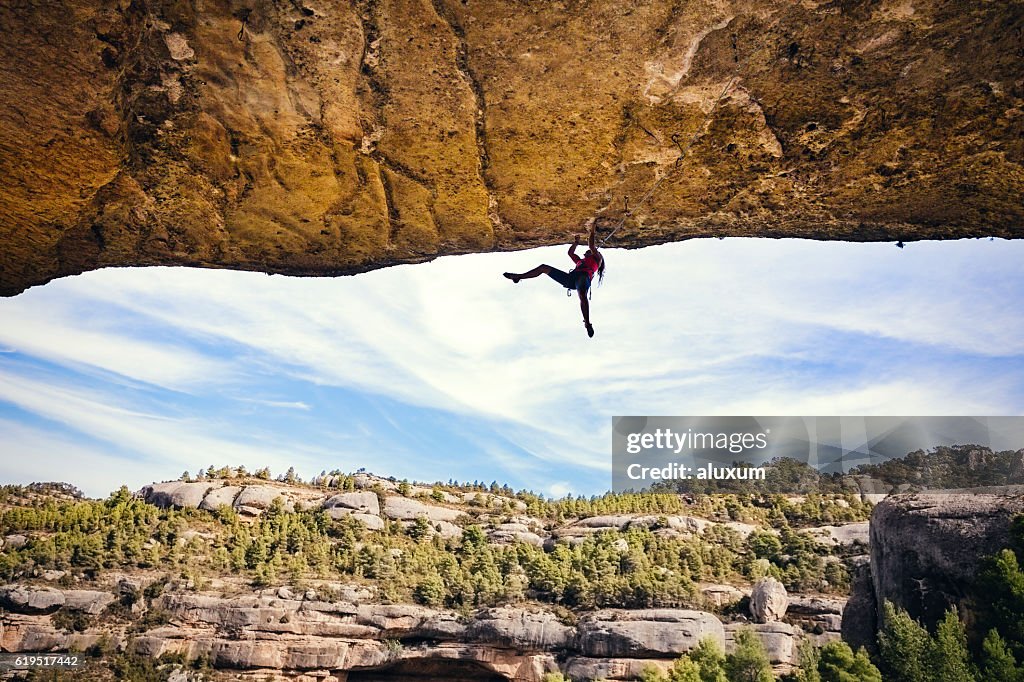 Mujer rock climbing