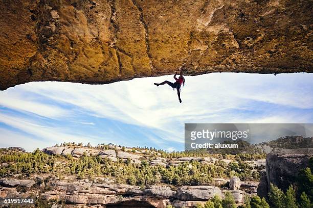 woman rock climbing - extreme sports point of view stockfoto's en -beelden