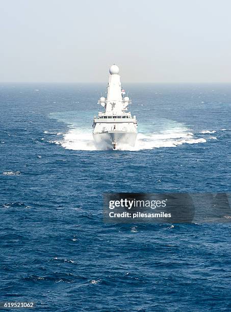 completo por delante, tipo 45, mar arábigo - marina real británica fotografías e imágenes de stock