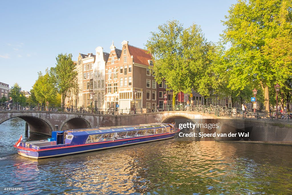 Barca per tour sul canale al canale Amsterdam Keizersgracht in Olanda