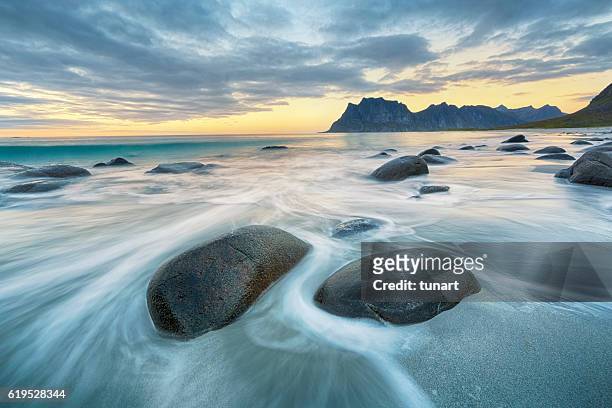 uttakleiv beach, lofoten, noruega - vista marina fotografías e imágenes de stock