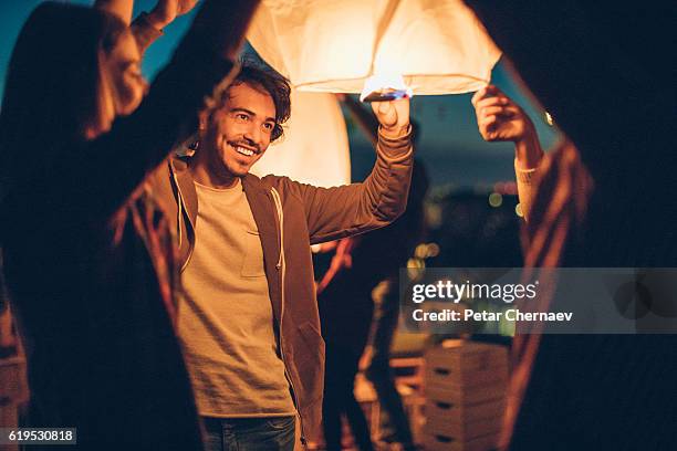 releasing a chinese lantern - chinese lantern lily 個照片及圖片檔