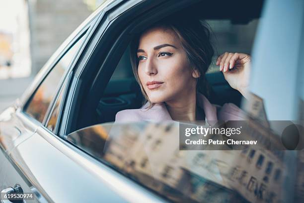 車の後部座席の女性 - high society ストックフォトと画像