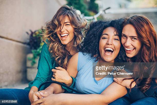 happy girlfriends - vriendin stockfoto's en -beelden