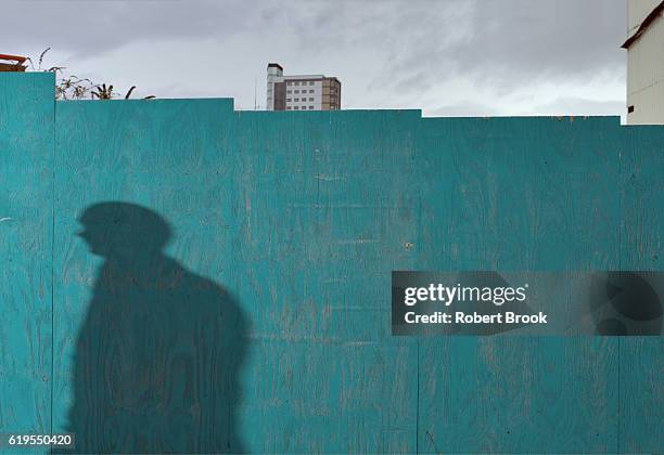 passing shadow - boundary wall stock pictures, royalty-free photos & images