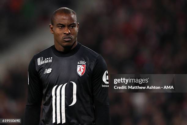 Vincent Enyeama of Lille OSC during the French Ligue 1 match between Lille and Paris Saint Germain at Stade Pierre-Mauroy on October 28, 2016 in...