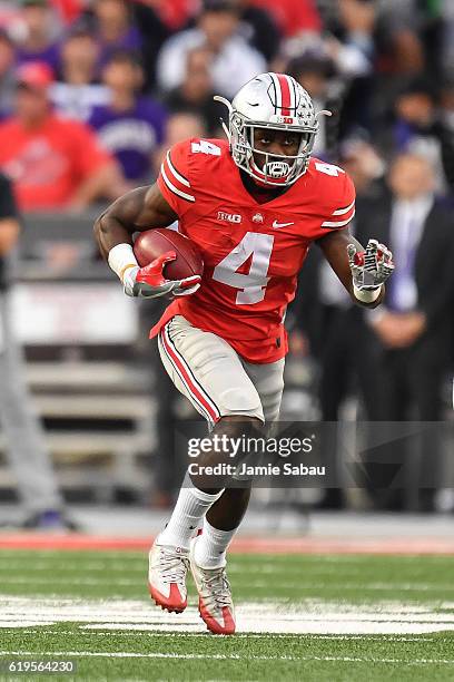 Curtis Samuel of the Ohio State Buckeyes runs with the ball against the Northwestern Wildcats at Ohio Stadium on October 29, 2016 in Columbus, Ohio.