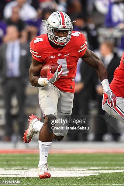 Curtis Samuel of the Ohio State Buckeyes runs with the ball against the Northwestern Wildcats at Ohio Stadium on October 29, 2016 in Columbus, Ohio.