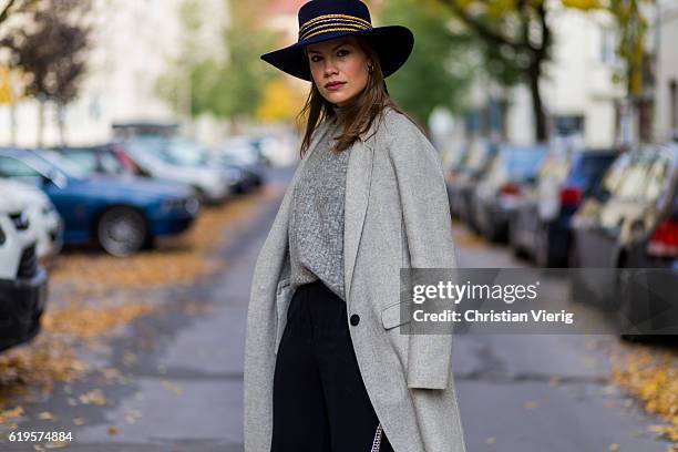 Julia Isabella Kuhne wears a grey ZARA wool coat, grey knitted jumper from H&M Trend, black pants ZARA, black bag Agneel, navy hat Ueterque on...