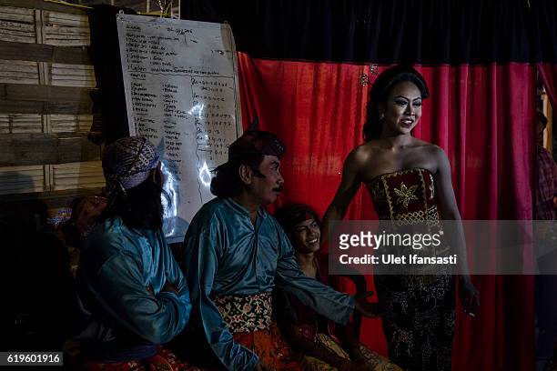 Transvestite Arimbi , prepares on the backstage before performing a traditional dance opera known as Ludruk on October 30, 2016 in Surabaya,...