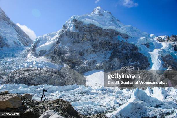 khumbu icefall at everest base camp sagarmatha national park nepal - khumbu stockfoto's en -beelden