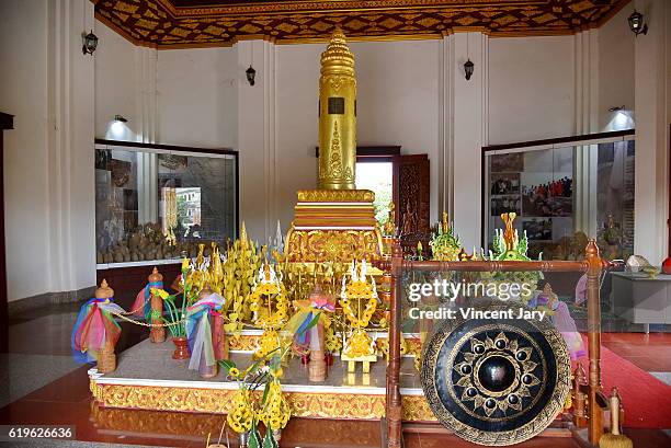 city pillar shrine buddhist temple vientiane laos - großbildkamera stock-fotos und bilder