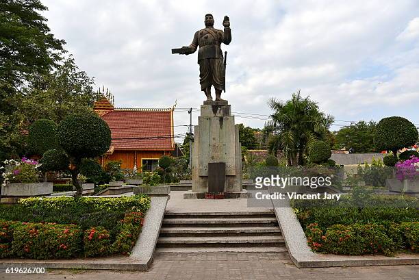 king sisavang vong statue vientiane laos - großbildkamera stock-fotos und bilder