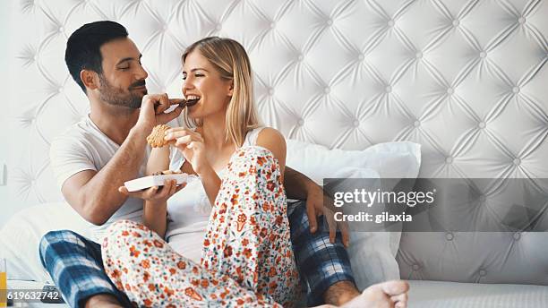 frühstück im bett. - eating cookies stock-fotos und bilder