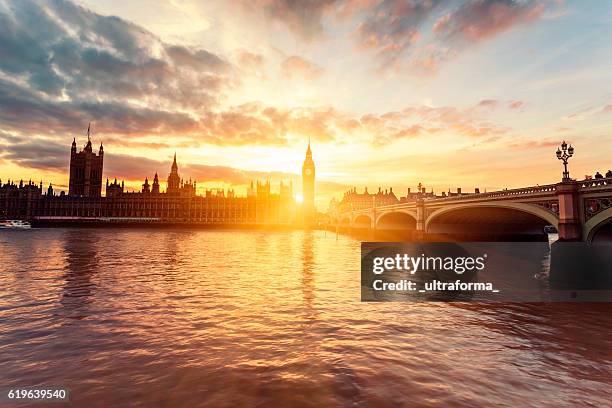 houses of parliament and westminster bridge at sunset in london - thames river 個照片及圖片檔