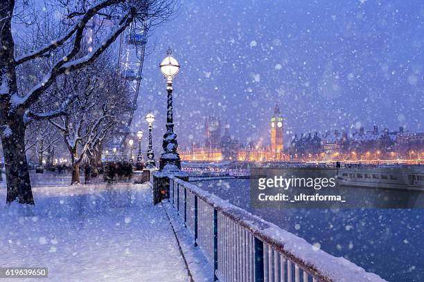 snowing on jubilee gardens in london at dusk - londen engeland stockfoto's en -beelden