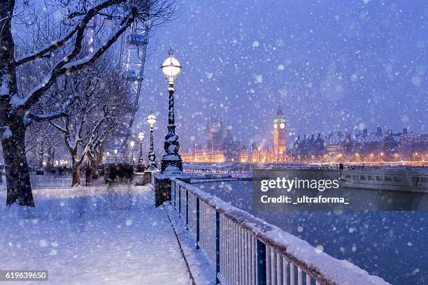 snowing on jubilee gardens in london at dusk - london winter stock pictures, royalty-free photos & images