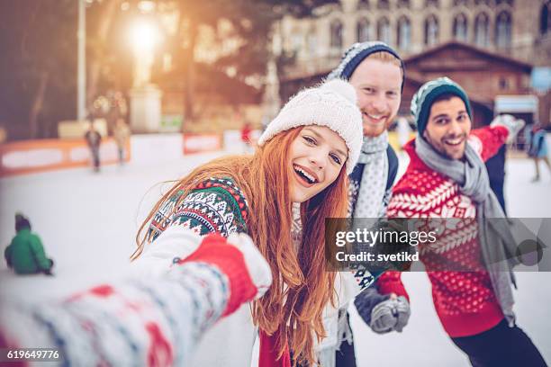 lass uns gehen haben spaß winter-angebote - eislaufen stock-fotos und bilder
