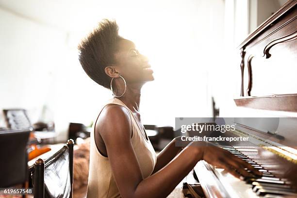 femme jouant du piano - playing music photos et images de collection