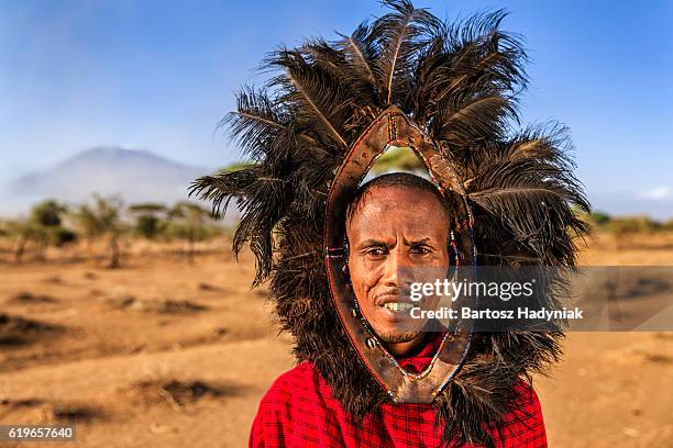 portrait of warrior from maasai tribe, kenya, africa - masai warrior stockfoto's en -beelden