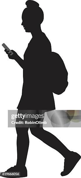 mädchen zu fuß und blick auf smart phone - frau schaut mode stock-grafiken, -clipart, -cartoons und -symbole