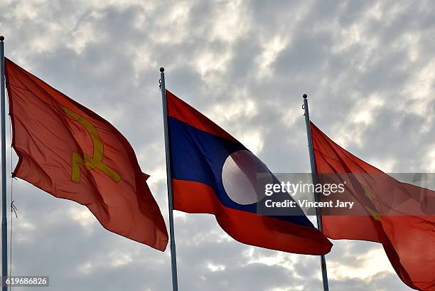 laos and chinese flag friendship - großbildkamera stock-fotos und bilder