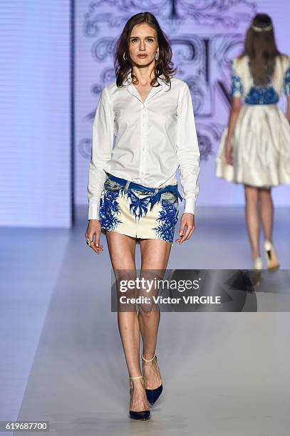 Model walks the runway during the Samuel Cirnansk show at Sao Paulo Fashion Week Fall/Winter 2017 on October 27, 2016 in Sao Paulo, Brazil.