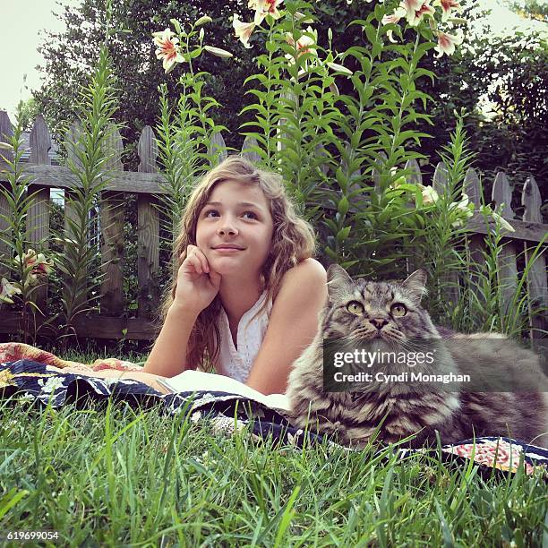 girl and cat in garden - maine coon cat imagens e fotografias de stock