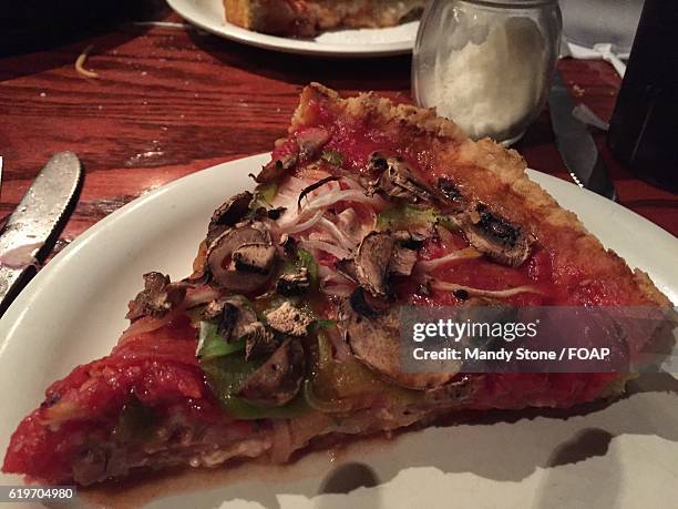 a slice of chicago deep dish pizza - deep dish pizza foto e immagini stock