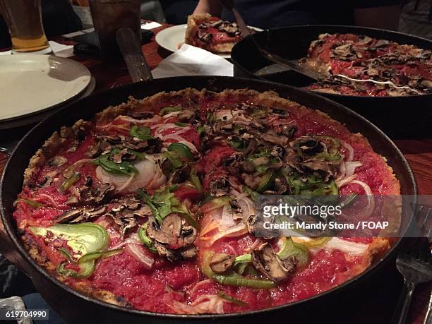 chicago deep dish pizza - deep dish pizza foto e immagini stock