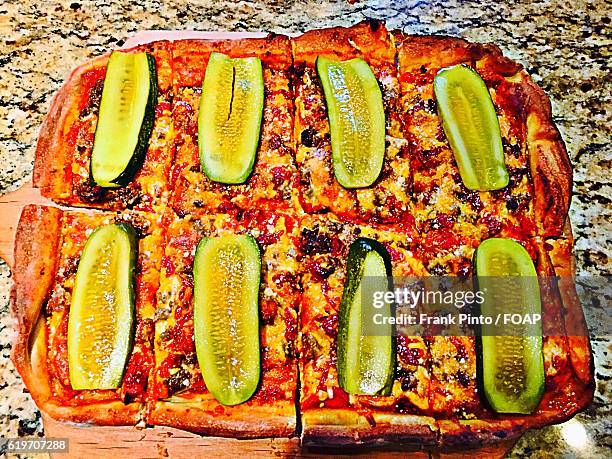 pizza with pickles - sliced pickles - fotografias e filmes do acervo