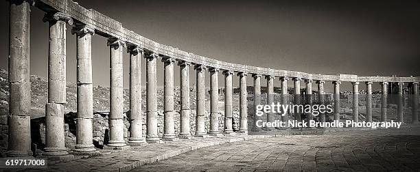 the oval forum in jerash, jordan - roman decapolis city - fotografias e filmes do acervo