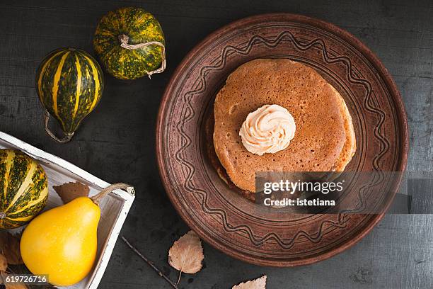 homemade pumpkin pancakes with  pumpkin buttercream frosting - buttermilch stock-fotos und bilder