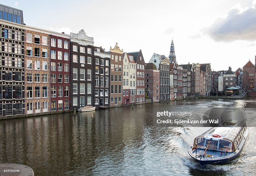 Vecchi edifici tradizionali in un canale ad Amsterdam, Paesi Bassi