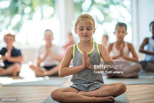 studenten meditieren - yoga stock-fotos und bilder