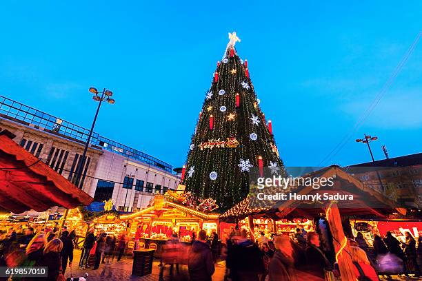 christmas tree on hansaplatz in dortmund - dortmund stad stockfoto's en -beelden