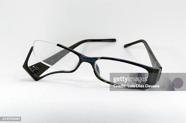 broken glasses - brille kaputt stock-fotos und bilder