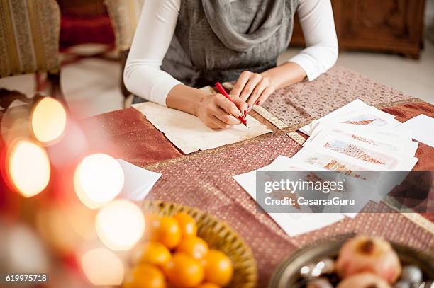 writing a christmas card - cartao de natal imagens e fotografias de stock