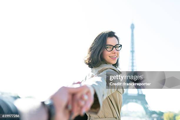 happiness-frau genießt paris - couple paris tour eiffel trocadero stock-fotos und bilder