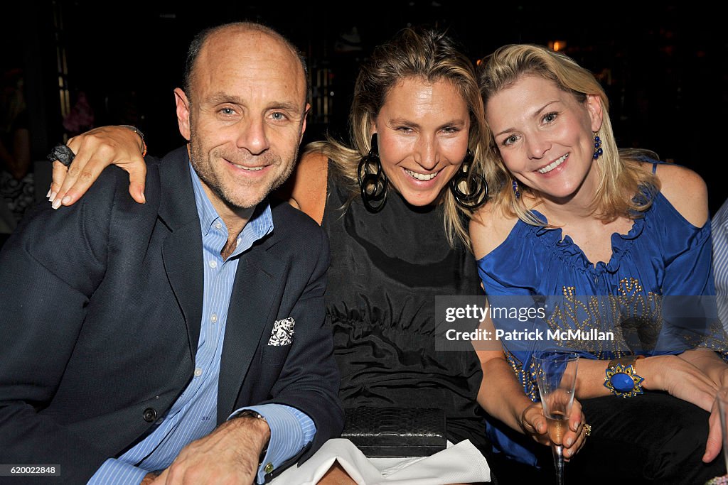 Robert Isen, Patty Isen and Darby Dunn attend TORY BURCH Private... Photo  d'actualité - Getty Images