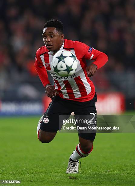 Steven Bergwijn of PSV Eindhoven in action during the UEFA Champions League Group D match between PSV Eindhoven and FC Bayern Muenchen at Philips...