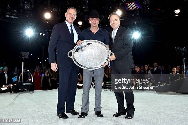 President and CEO of BMI Mike O'Neill, and Vice President, Writer/Publisher Relations at BMI Jody Williams present the Presidents Award to Kenny...