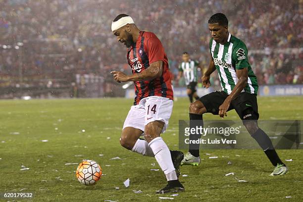 Alvaro Pereira of Cerro Porteño fights for the ball with Orlando Berrio of Atletico Nacional during a first leg match between Cerro Porteño and...