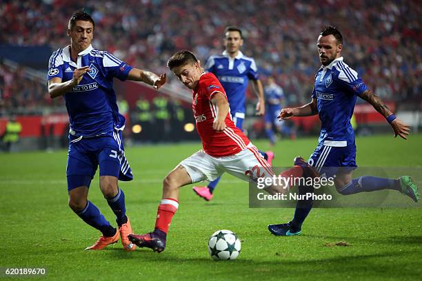 Benfica's forward Franco Cervi vies with Dynamo Kyivs defender Yevhen Khacheridi during the UEFA Champions League group B football match SL Benfica...