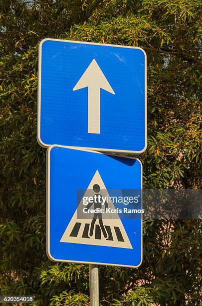 blue pedestrian signaling board - road sign board 個照片及圖片檔