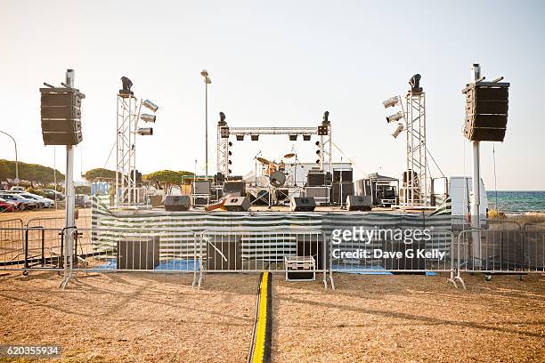 outdoor concert stage on a beach - concerto foto e immagini stock